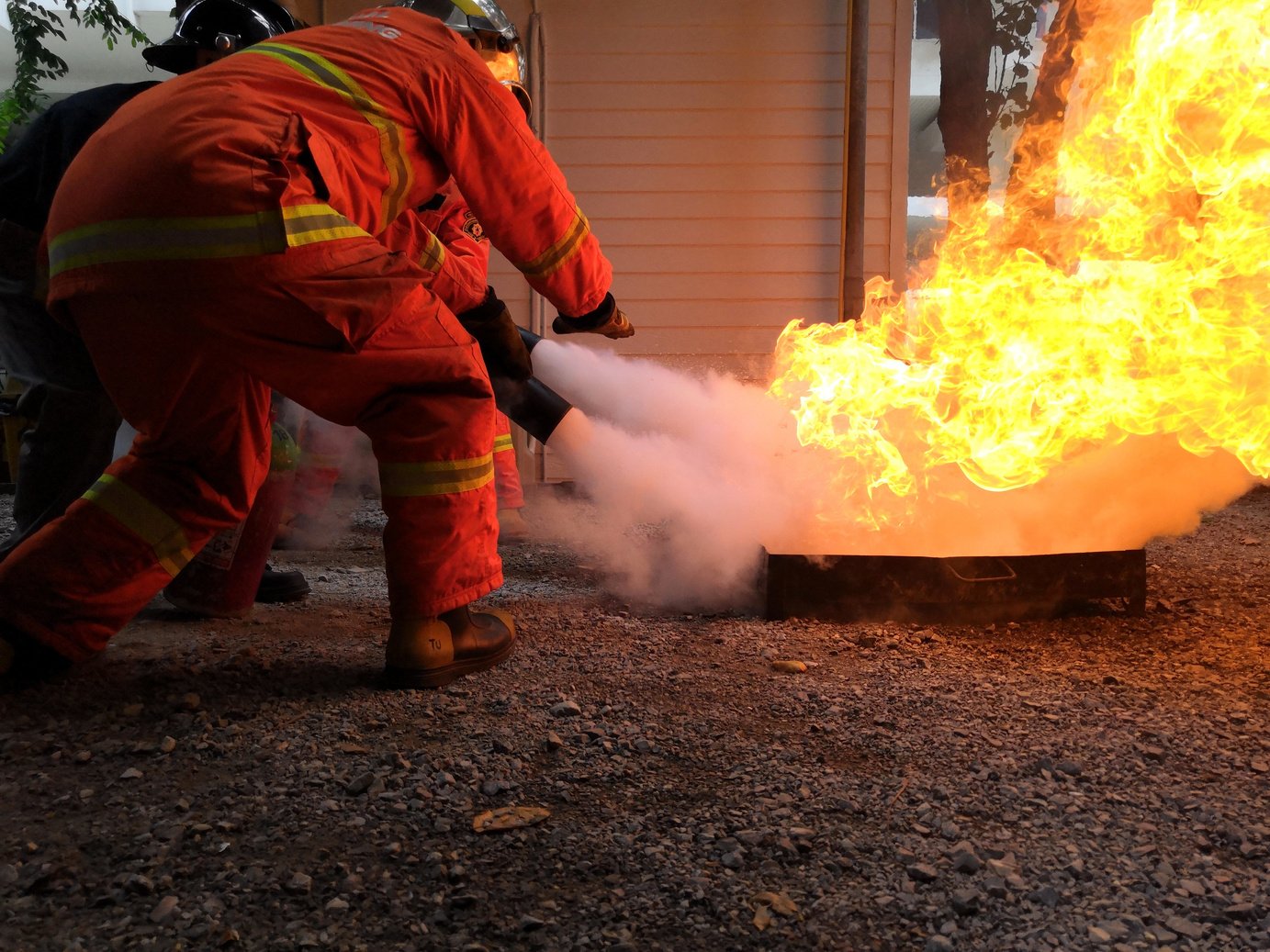 Firefighters are teaching fire extinguishing with fire extinguishers.